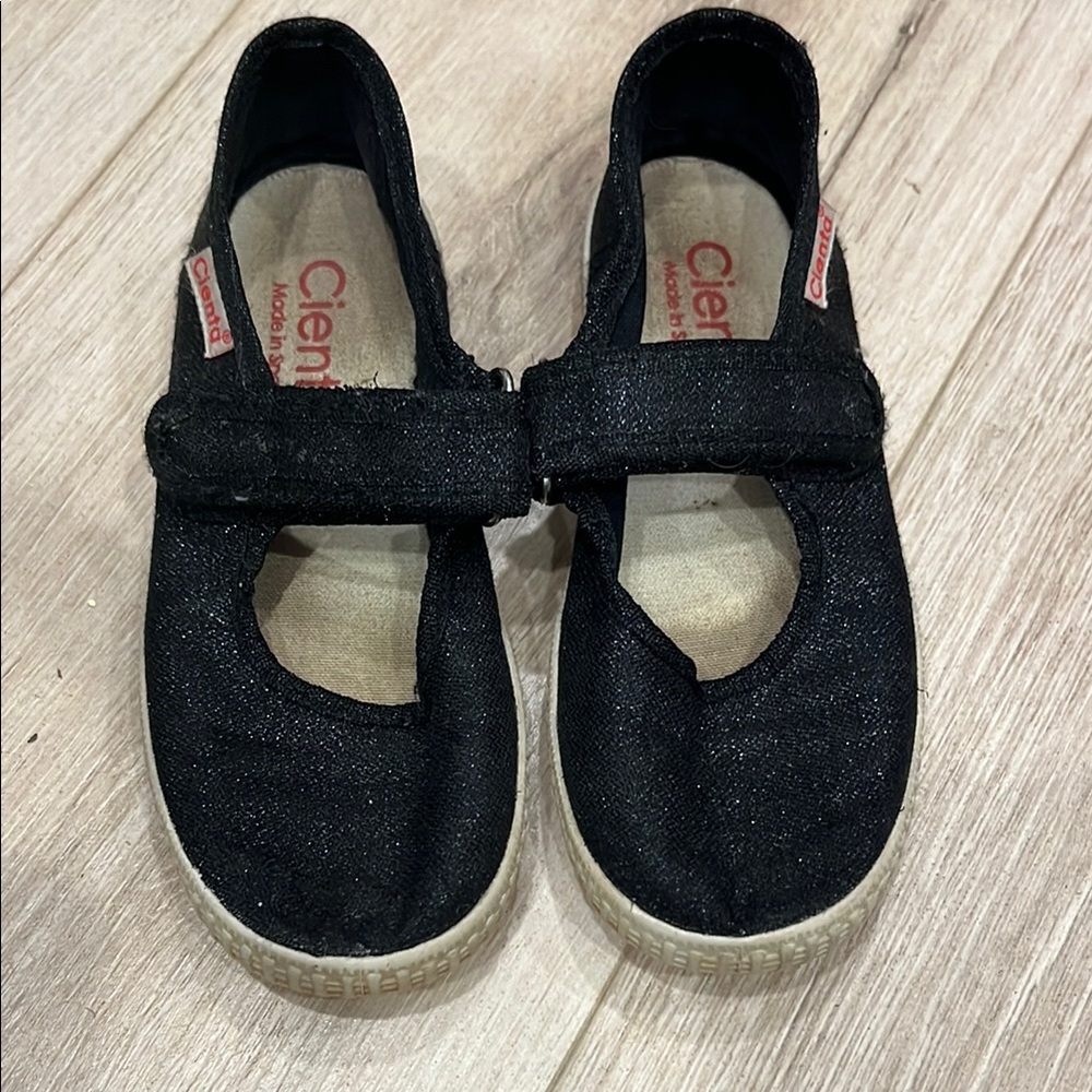 Cienta Black Sneakers with Comfortable Slip-On Design - play condition